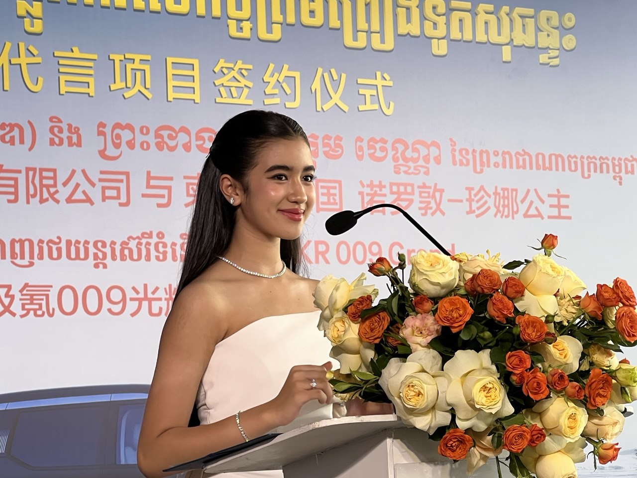 Cận cảnh nhan sắc như hoa hậu của “tiểu Công chúa” Campuchia vừa trở thành đại sứ cho hãng xe Trung Quốc